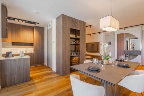 Kitchen or kitchenette, Dining area