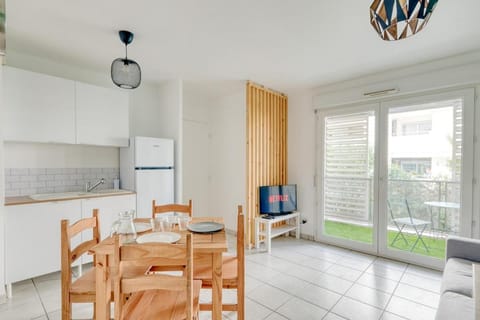 TV and multimedia, Kitchen or kitchenette, Living room, Seating area, Dining area