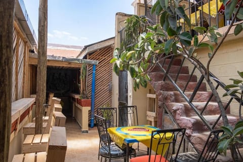 Property building, Balcony/Terrace, Seating area, Dining area