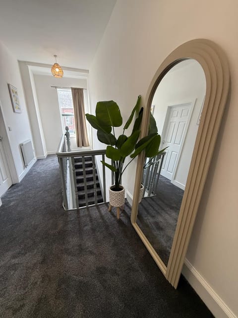 ResiLets Barnard St NEW Large 4 Bed House, Contractor Stays, Central House in England