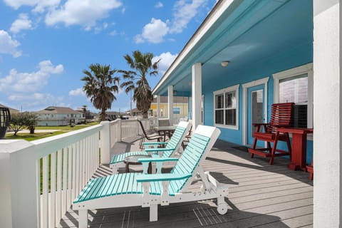 Perfect Steps to Beach Firepit Sleeps 10 House in Bolivar Peninsula