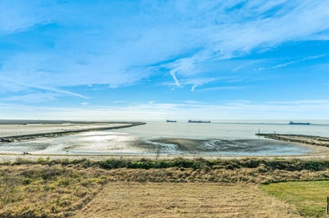 Prime Beachfront Large Deck Family Fun House in Texas City