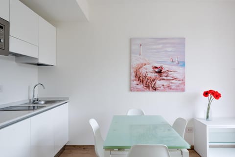 Kitchen or kitchenette, Dining area