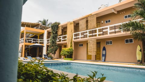 Property building, Garden, Swimming pool, sunbed