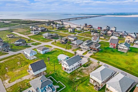 Prime Steps to Beach Large Deck Modern House in Alvin