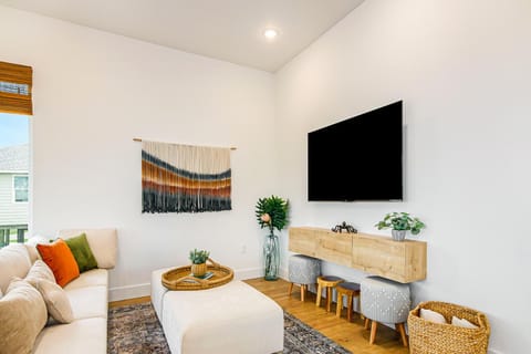 Prime Steps to Beach Large Deck Modern House in Alvin