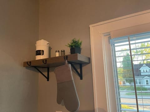 4 Bed Cozy Home closely located near downtown House in Lansing