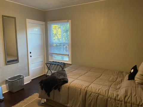 4 Bed Cozy Home closely located near downtown House in Lansing