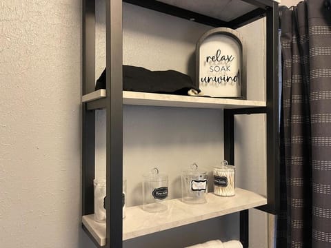 4 Bed Cozy Home closely located near downtown House in Lansing