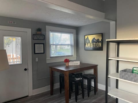 4 Bed Cozy Home closely located near downtown House in Lansing