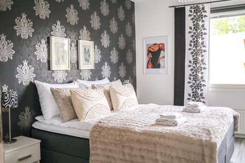 Bed, Photo of the whole room, Bedroom, towels