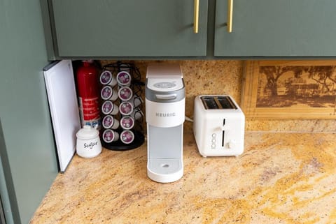 Mid-Mod Hilltop Retreat Views & Local Wildlife House in Atascadero