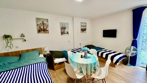 Communal lounge/ TV room, Bed, TV and multimedia, Living room, Photo of the whole room, Seating area, Dining area, Bedroom