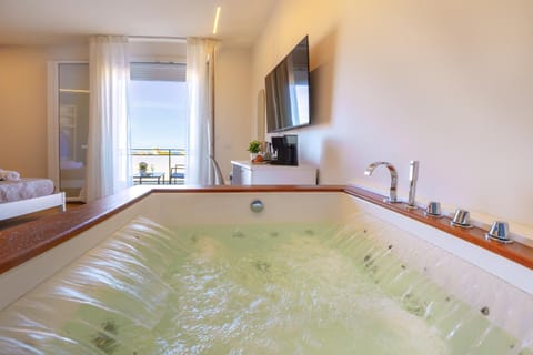 Hot Tub, TV and multimedia
