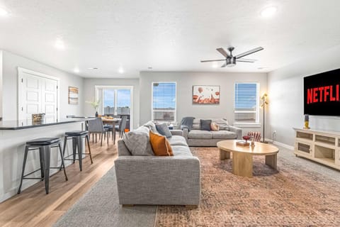 Spacious 5BR - Gamer Room - Hot Tub & Basketball House in Nampa