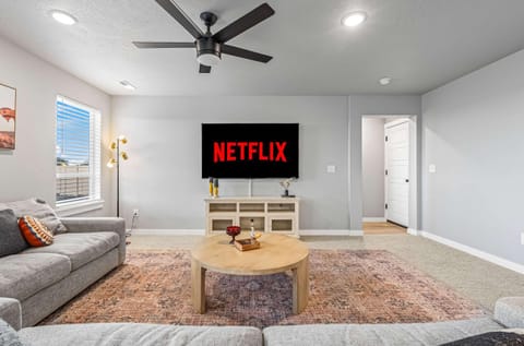 Spacious 5BR - Gamer Room - Hot Tub & Basketball House in Nampa