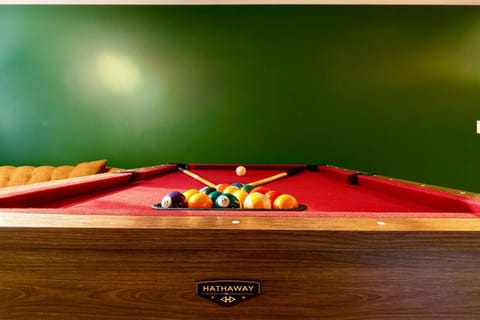 1 Free Parking Sleeps 10 Apartment in Wicker Park