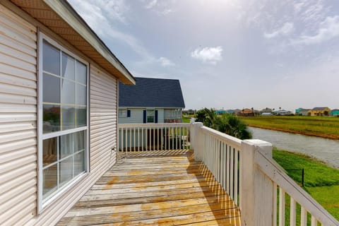 Haven Steps to Beach Community Pond Sleeps12 House in Bolivar Peninsula