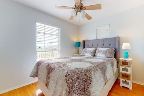 Haven Steps to Beach Community Pond Sleeps12 House in Bolivar Peninsula