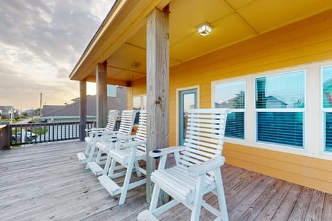 Inviting Gulf Views Pet Friendly Sleeps 12 House in Bolivar Peninsula