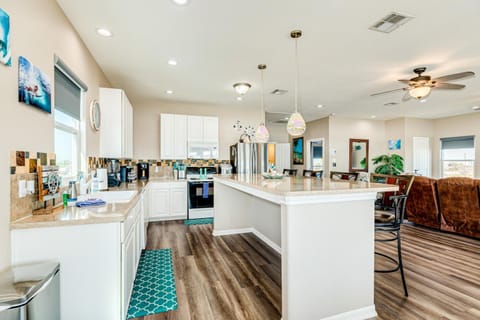 Stunning Beachfront Dog Friendly Sleeps 8 House in Caplen