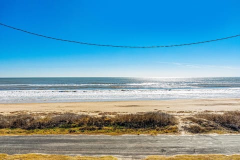 Stunning Beachfront Dog Friendly Sleeps 8 House in Caplen