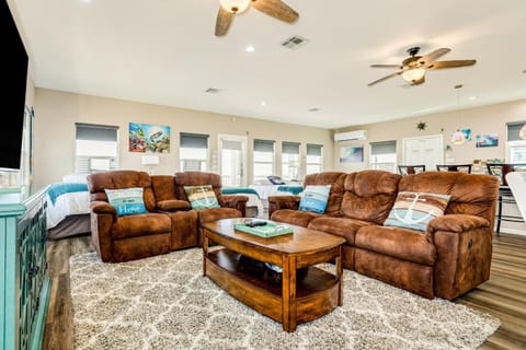 Stunning Beachfront Dog Friendly Sleeps 8 House in Caplen