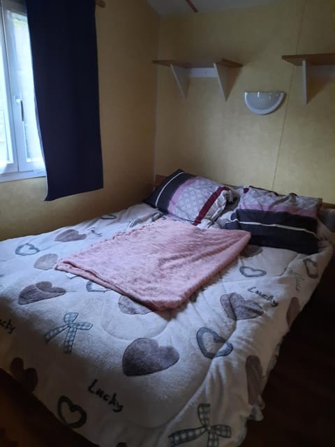 Mobil home 2 à 6 personnes besse-et-st anastaise Campground/ 
RV Resort in Besse-et-Saint-Anastaise