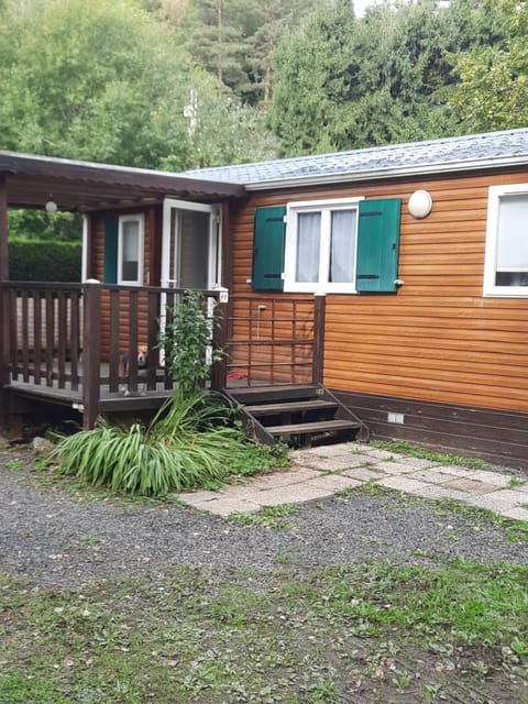 Mobil home 2 à 6 personnes besse-et-st anastaise Campground/ 
RV Resort in Besse-et-Saint-Anastaise