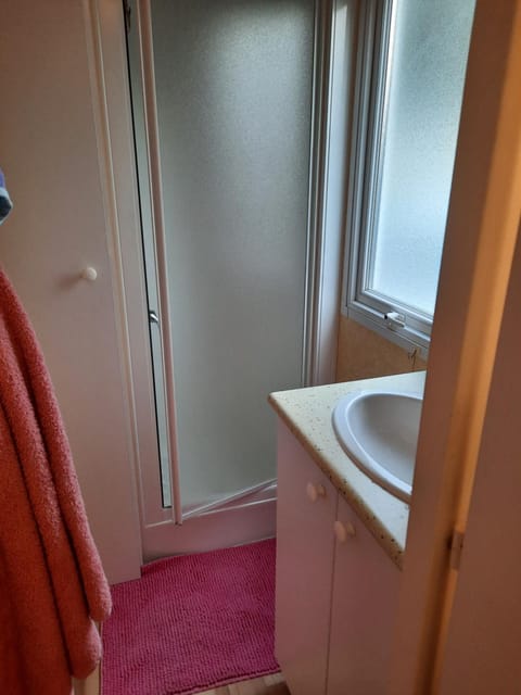 Mobil home 2 à 6 personnes besse-et-st anastaise Campground/ 
RV Resort in Besse-et-Saint-Anastaise