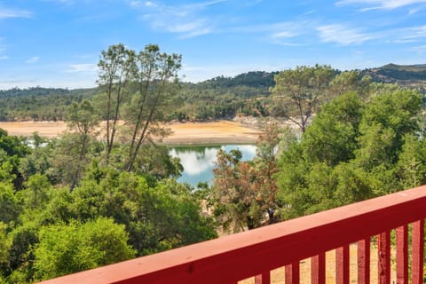 Naci Lakeview Retreat House in Lake Nacimiento
