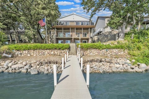 Redmore Lakefront Retreat on East Lake Okoboji House in Iowa