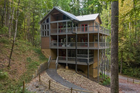 Multi Level Getaway Pool Hot Tub and Fireplace House in Pittman Center