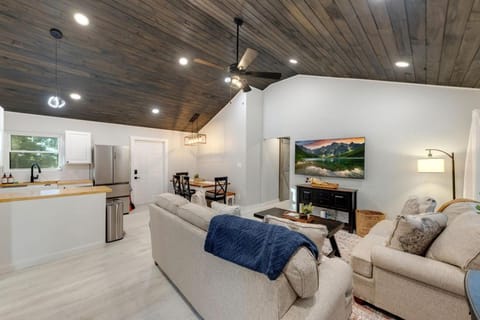 The White Lodge 4BDR Sleeps 8 with Fire Pit House in Alcoa