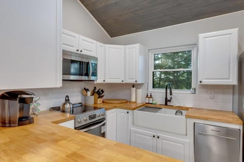 The White Lodge 4BDR Sleeps 8 with Fire Pit House in Alcoa