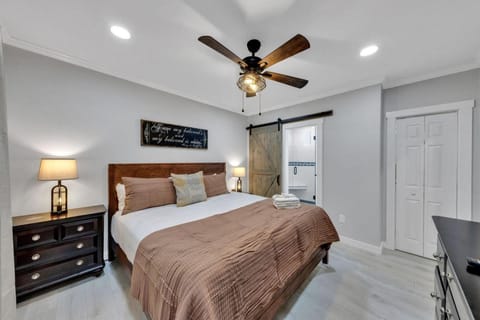 The White Lodge 4BDR Sleeps 8 with Fire Pit House in Alcoa