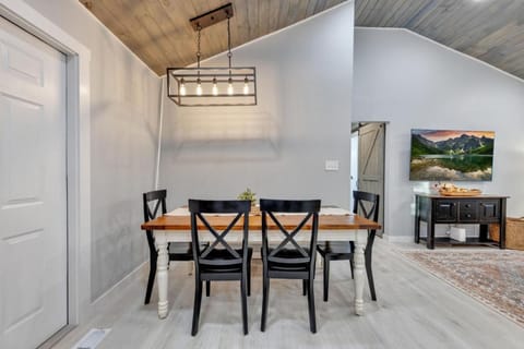 The White Lodge 4BDR Sleeps 8 with Fire Pit House in Alcoa