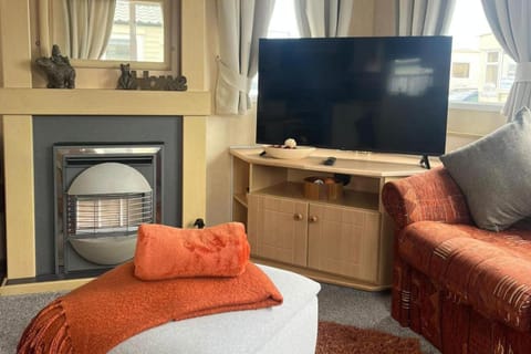 Communal lounge/ TV room, Bed, TV and multimedia, Living room, Photo of the whole room, Seating area, Evening entertainment, Bedroom