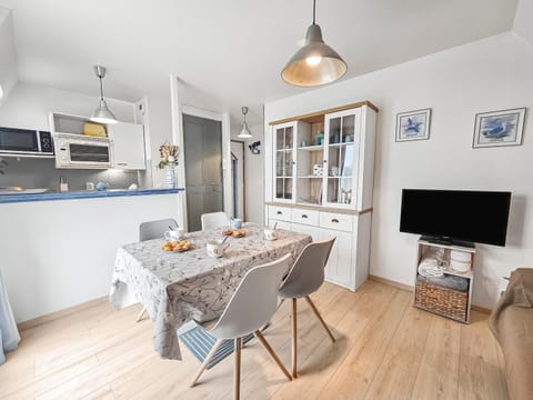 TV and multimedia, Living room, Seating area, Dining area, stove