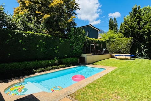 Family home with table mountain view and pool House in Stellenbosch