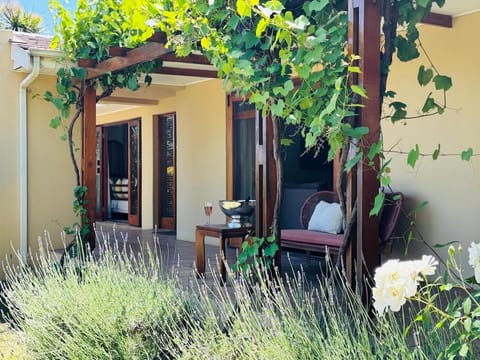 Family home with table mountain view and pool House in Stellenbosch