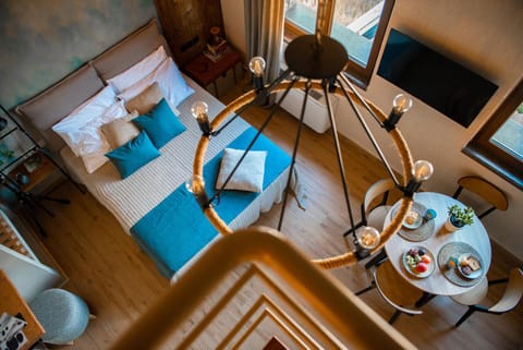 Photo of the whole room, Dining area