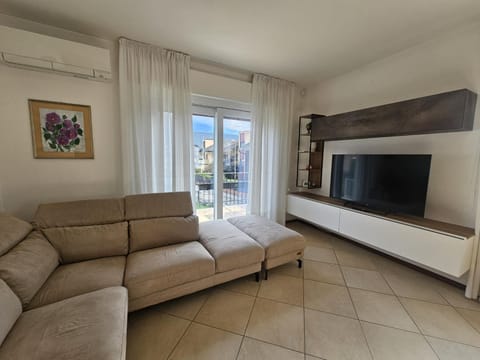 Communal lounge/ TV room, TV and multimedia, Living room, Seating area, Evening entertainment