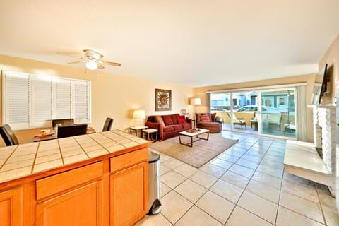 Newport Beach Simplicity Apartment in Balboa Peninsula