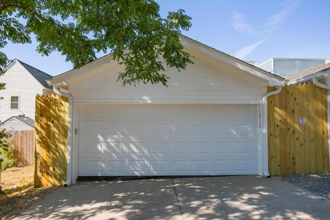 1A Rooftop Deck, 3mi Broadway, Side by Side Houses Available House in East Nashville