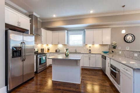 1A Rooftop Deck, 3mi Broadway, Side by Side Houses Available House in East Nashville