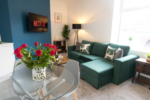 TV and multimedia, Living room, Seating area, Evening entertainment