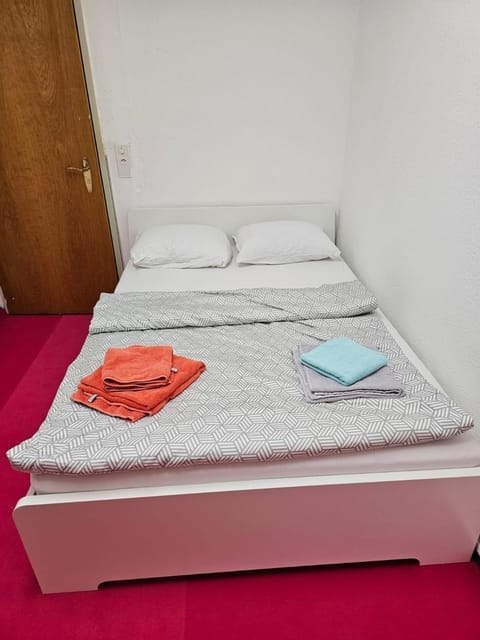 Privatzimmer -Neptun- mit gemeinsamer Küche und Bad in der Altstadt Chur Bed and Breakfast in Chur