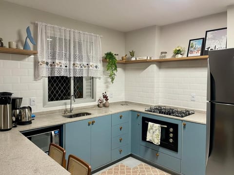 Kitchen or kitchenette, Dining area, minibar, oven, stove