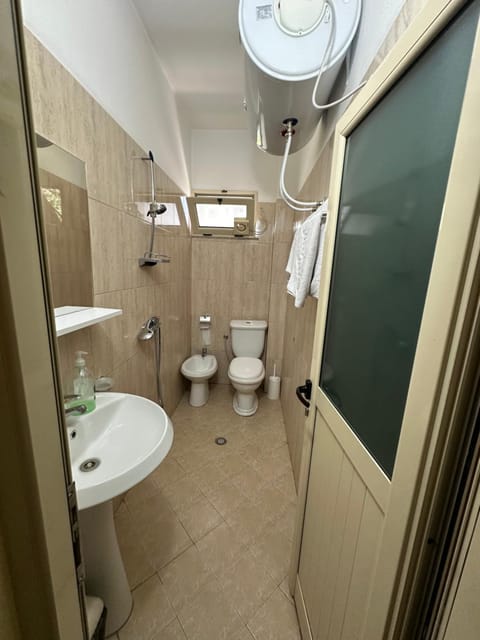 Shower, Toilet, Bathroom, bidet, towels